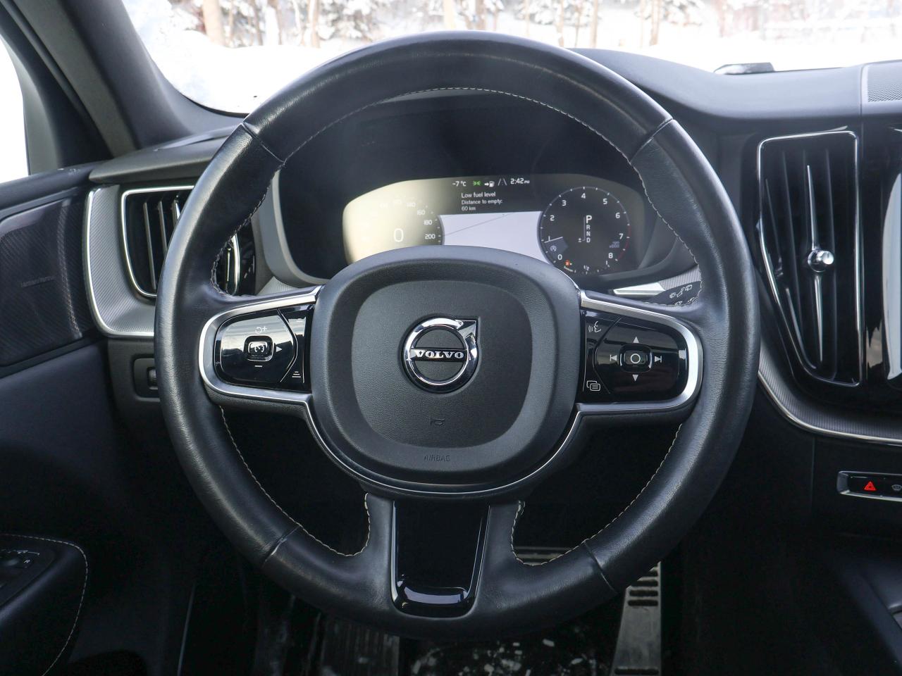 2021 Volvo XC60 R-Design Photo