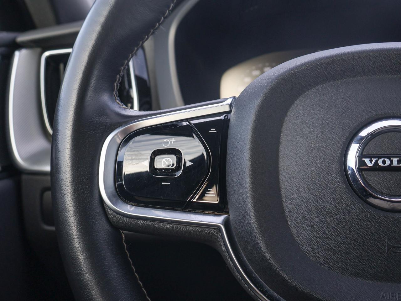 2021 Volvo XC60 R-Design Photo