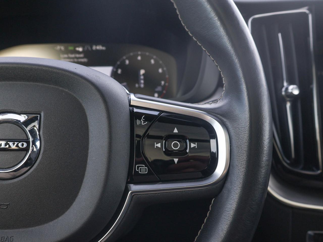 2021 Volvo XC60 R-Design Photo