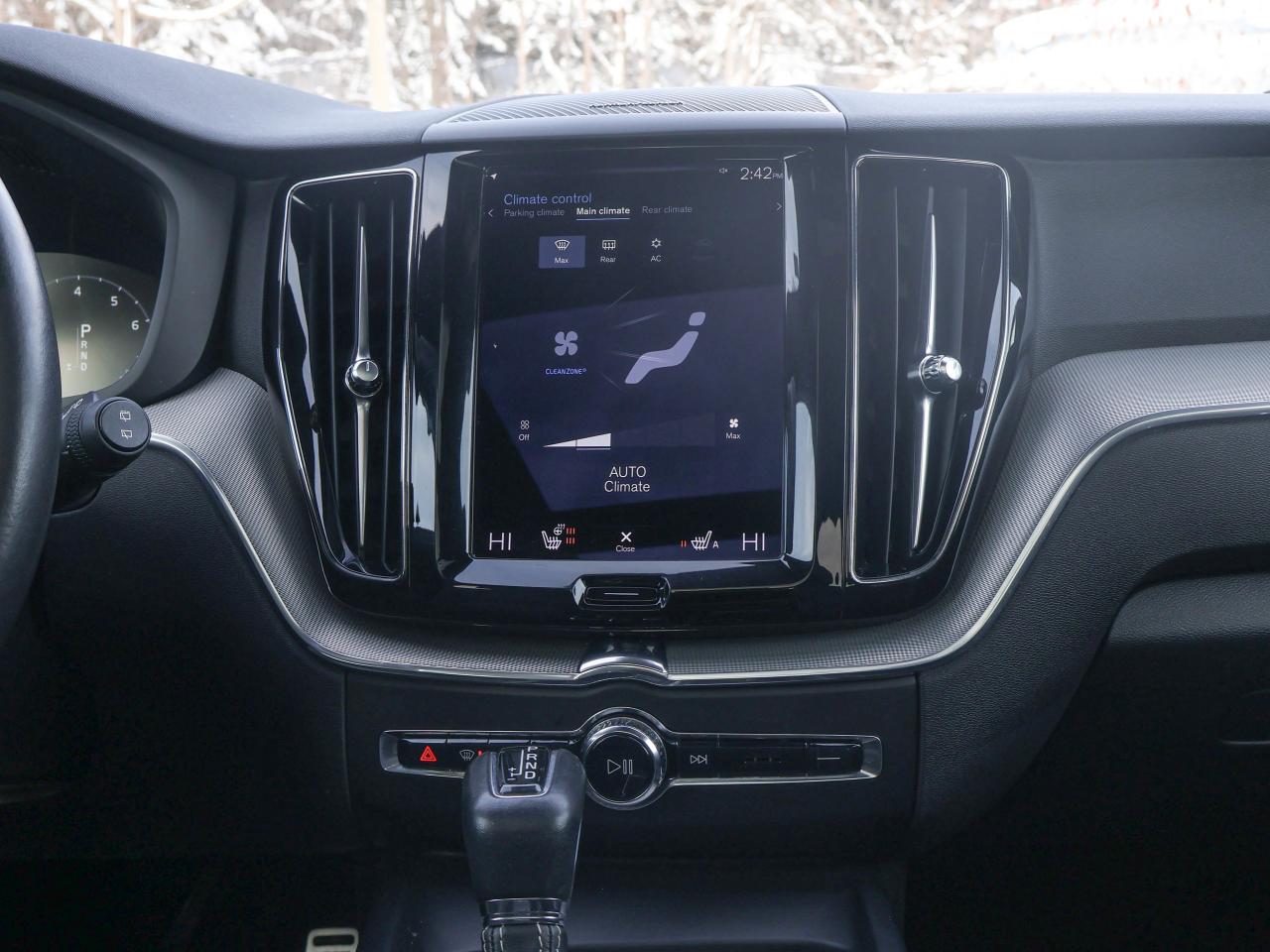 2021 Volvo XC60 R-Design Photo