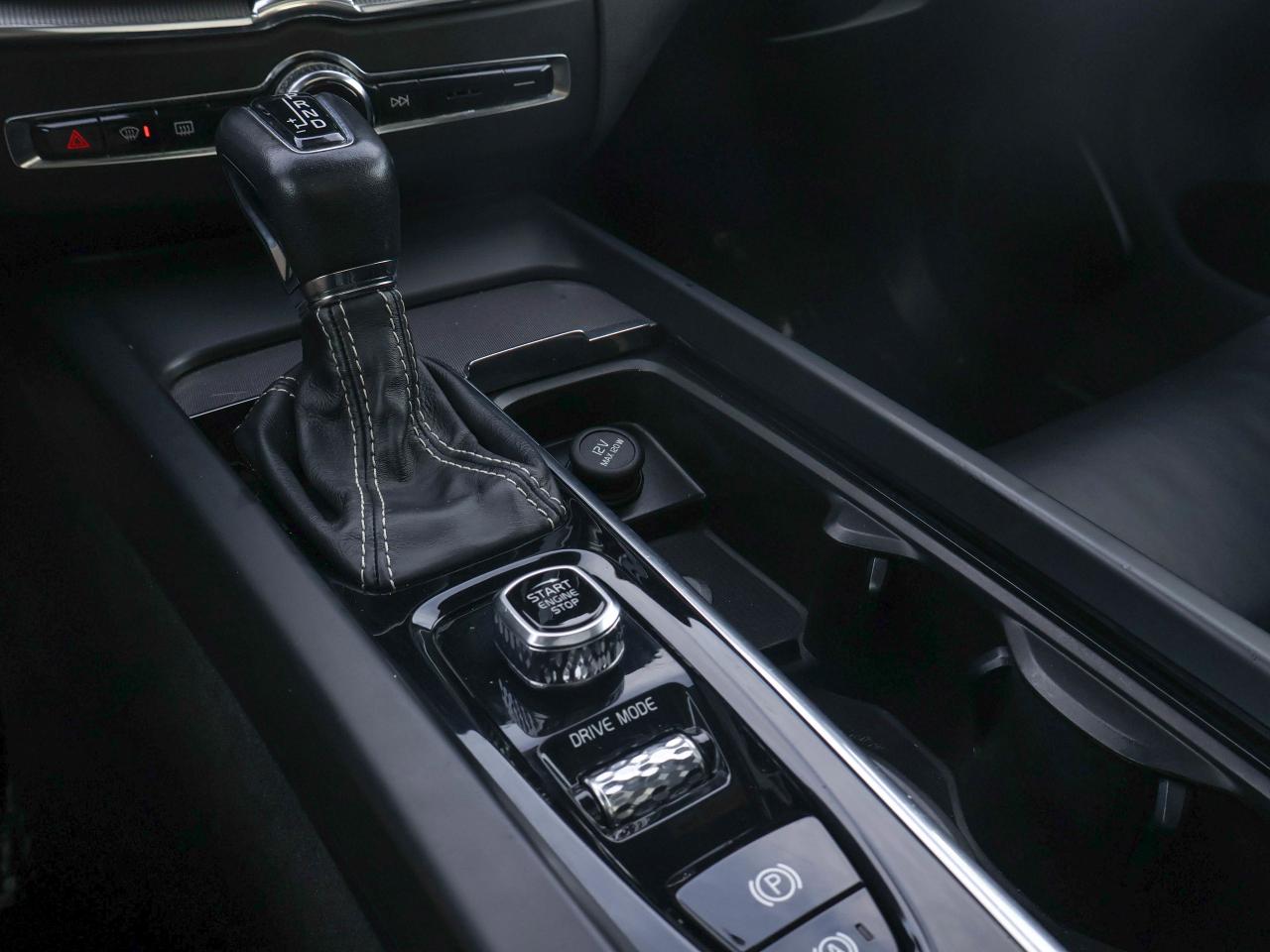 2021 Volvo XC60 R-Design Photo