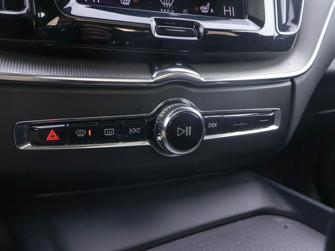 2021 Volvo XC60 R-Design Photo