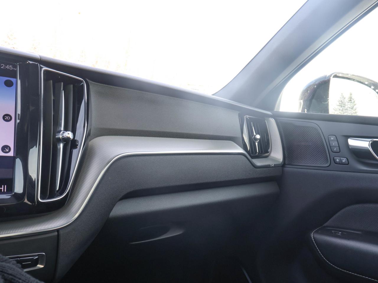 2021 Volvo XC60 R-Design Photo