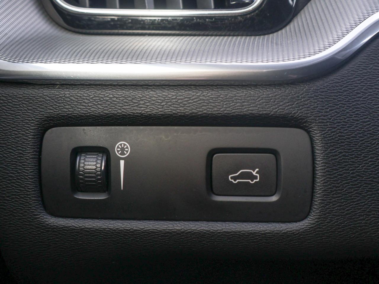 2021 Volvo XC60 R-Design Photo