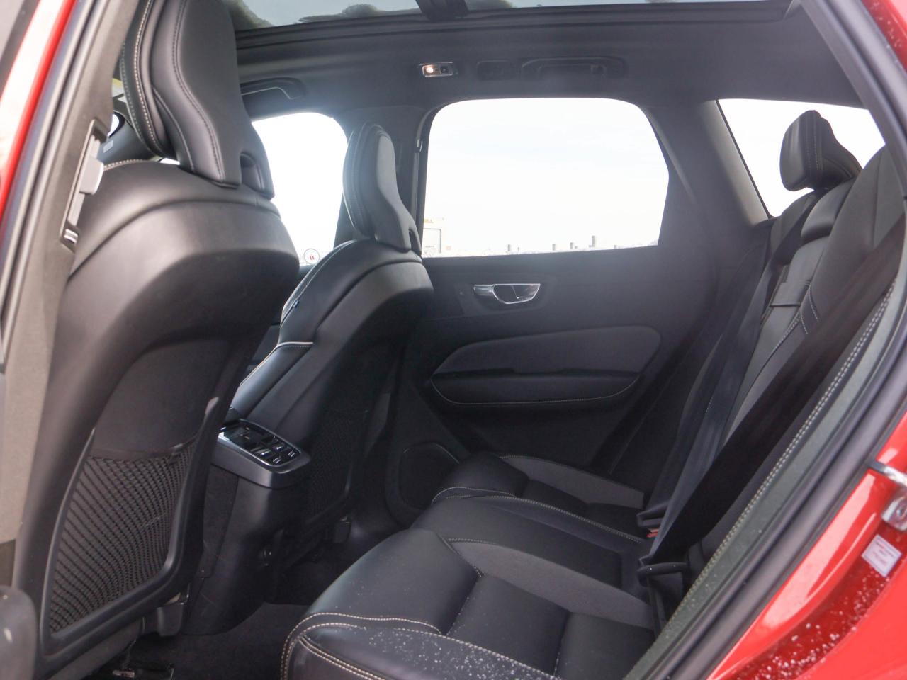 2021 Volvo XC60 R-Design Photo