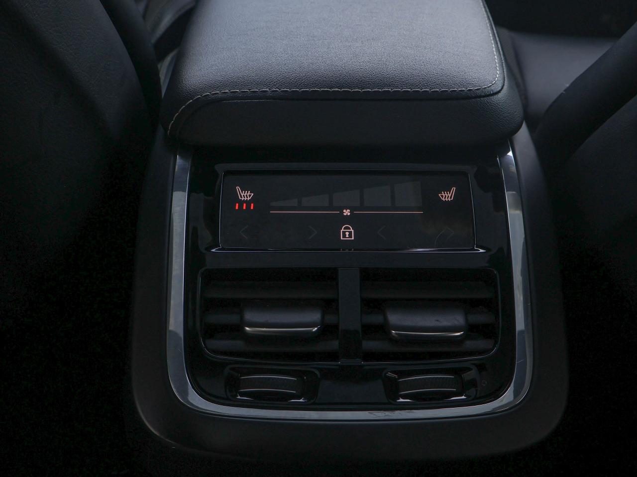 2021 Volvo XC60 R-Design Photo