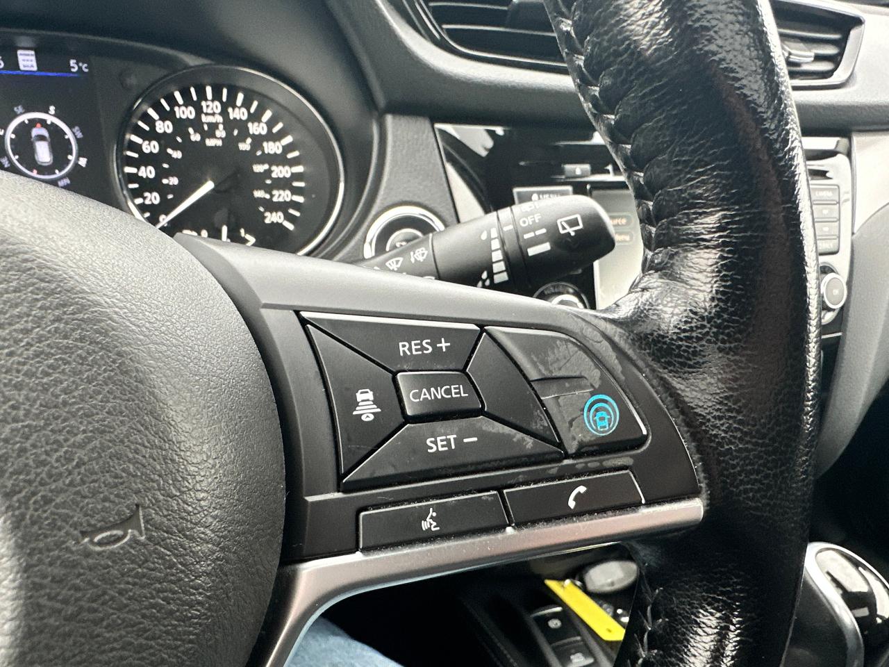 2020 Nissan Qashqai SL-AWD Sunroof HTD Leather NAV CarPlay Sky-Camera Photo