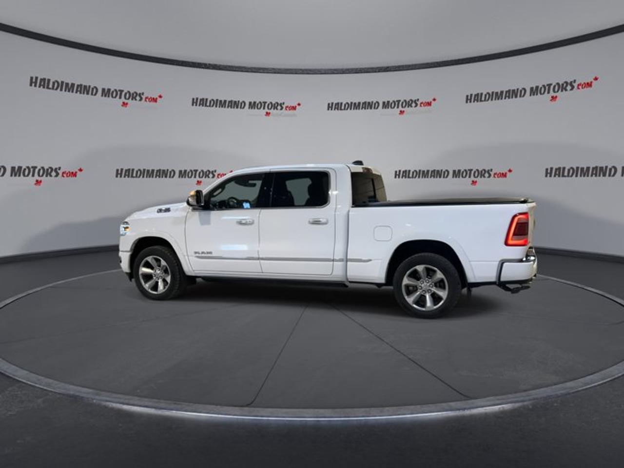 2022 RAM 1500 Limited Crew Cab 6'4 Box 4x4 | Low KMS| Accident Free | Panoramic Roof Photo4