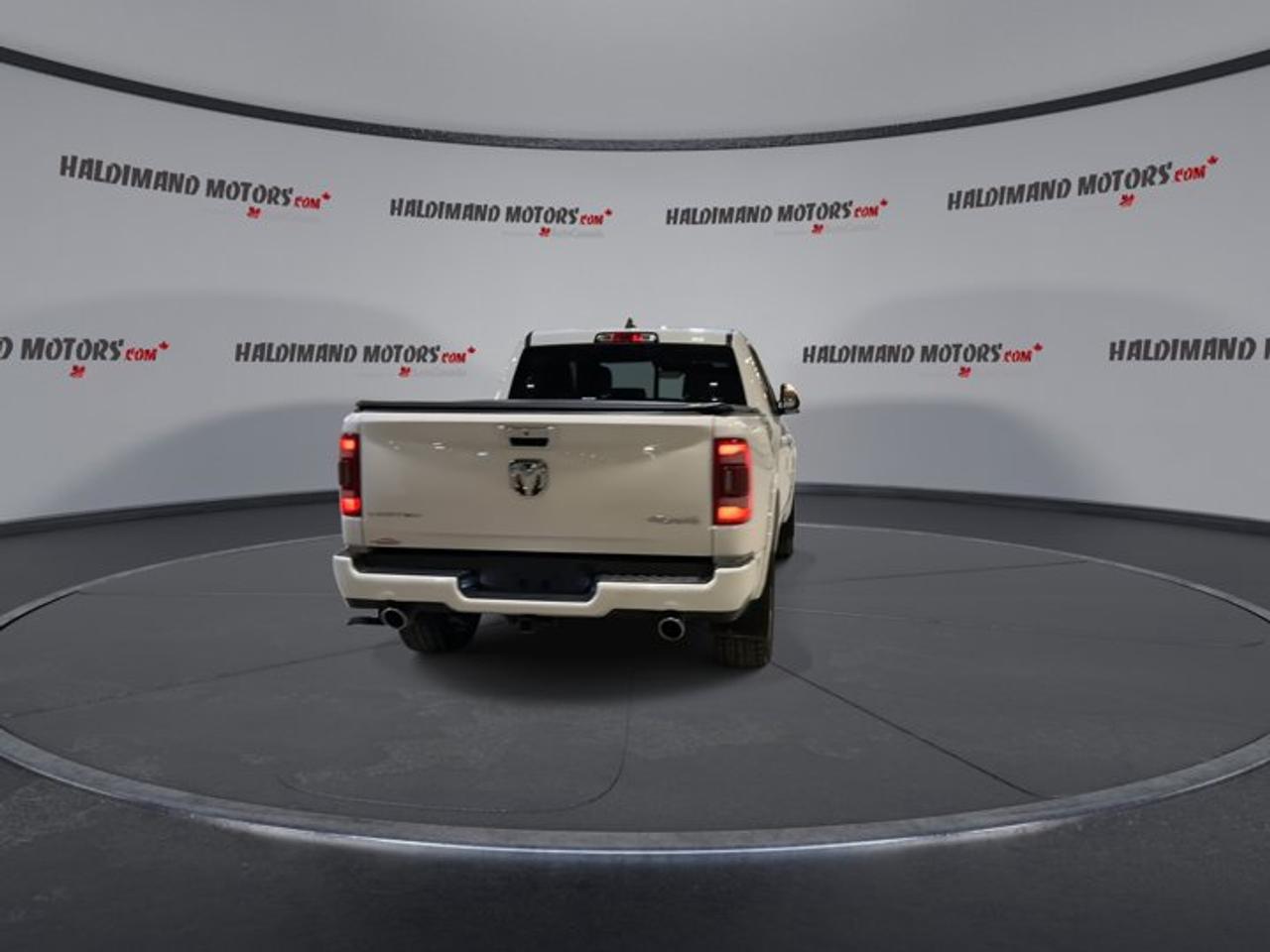 2022 RAM 1500 Limited Crew Cab 6'4 Box 4x4 | Low KMS| Accident Free | Panoramic Roof Photo