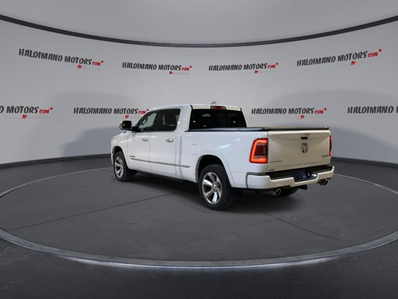 2022 RAM 1500 Limited Crew Cab 6'4 Box 4x4 | Low KMS| Accident Free | Panoramic Roof Photo