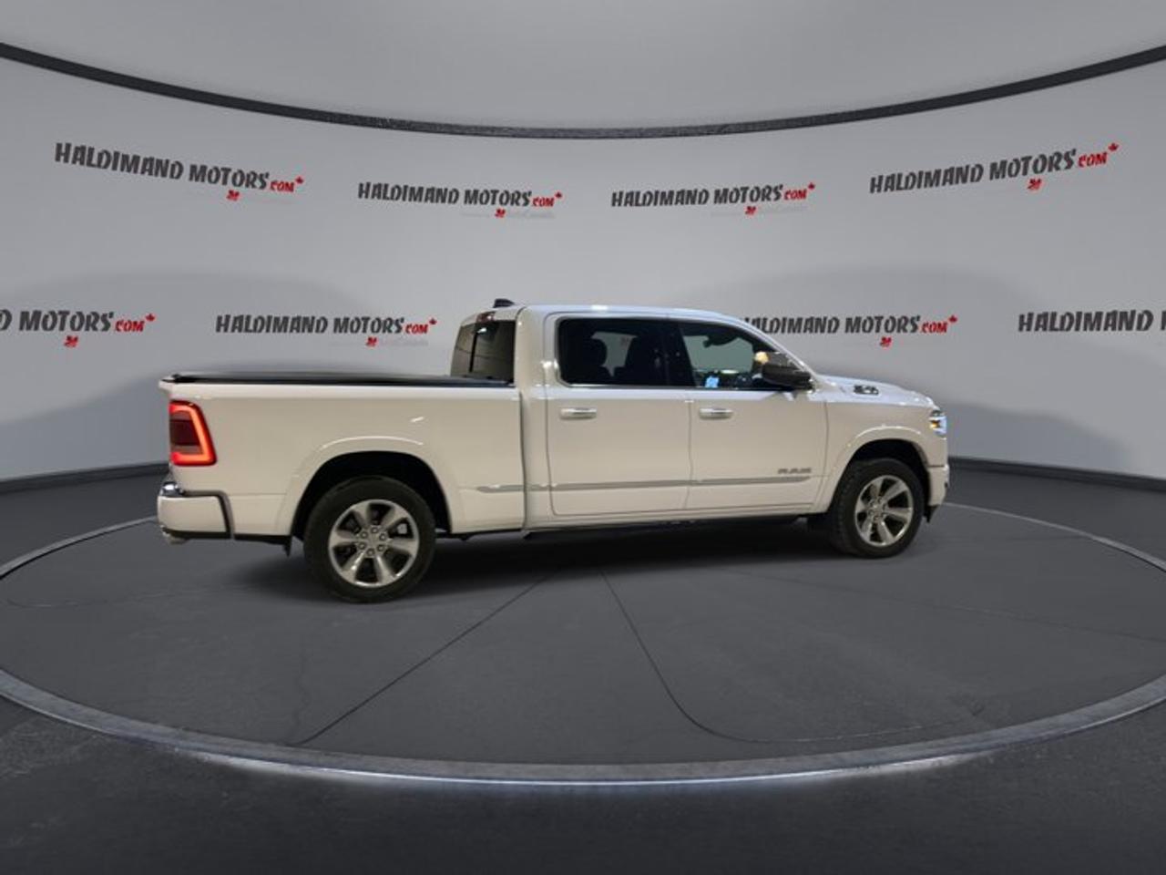 2022 RAM 1500 Limited Crew Cab 6'4 Box 4x4 | Low KMS| Accident Free | Panoramic Roof Photo