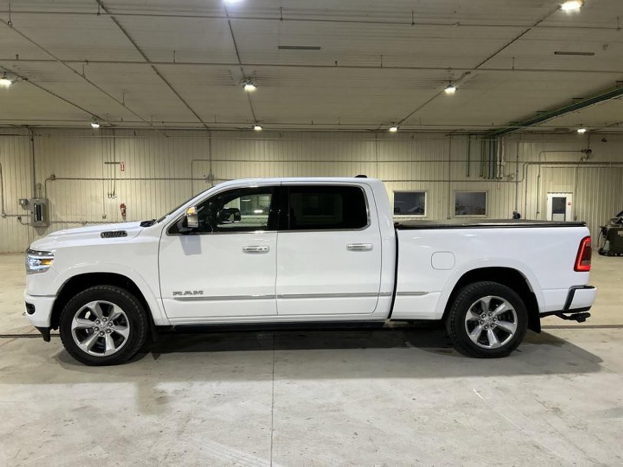 2022 RAM 1500 Limited Crew Cab 6'4 Box 4x4 | Low KMS| Accident Free | Panoramic Roof Photo