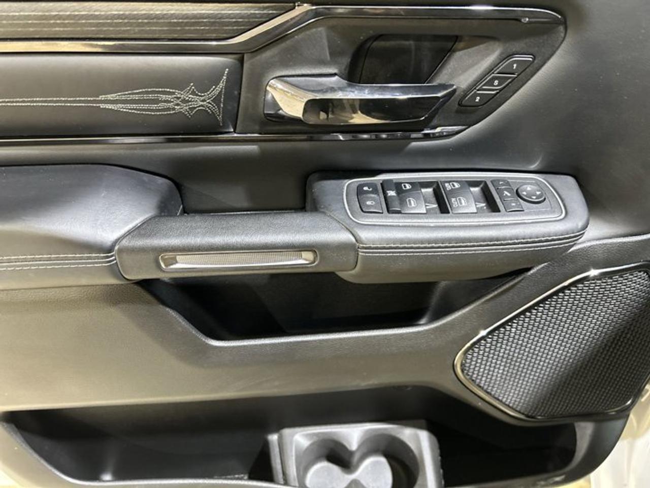 2022 RAM 1500 Limited Crew Cab 6'4 Box 4x4 | Low KMS| Accident Free | Panoramic Roof Photo
