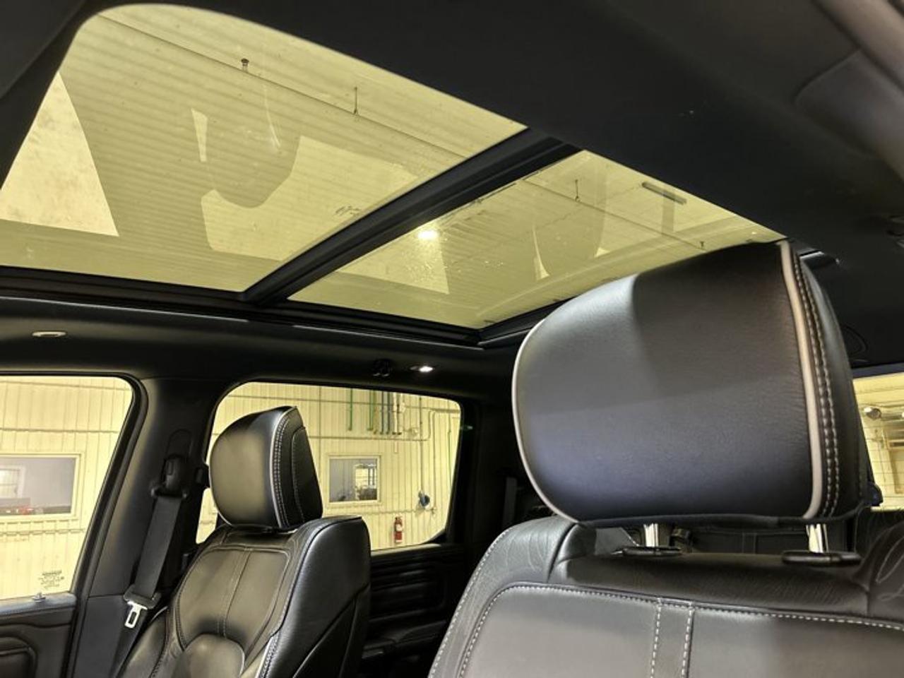 2022 RAM 1500 Limited Crew Cab 6'4 Box 4x4 | Low KMS| Accident Free | Panoramic Roof Photo