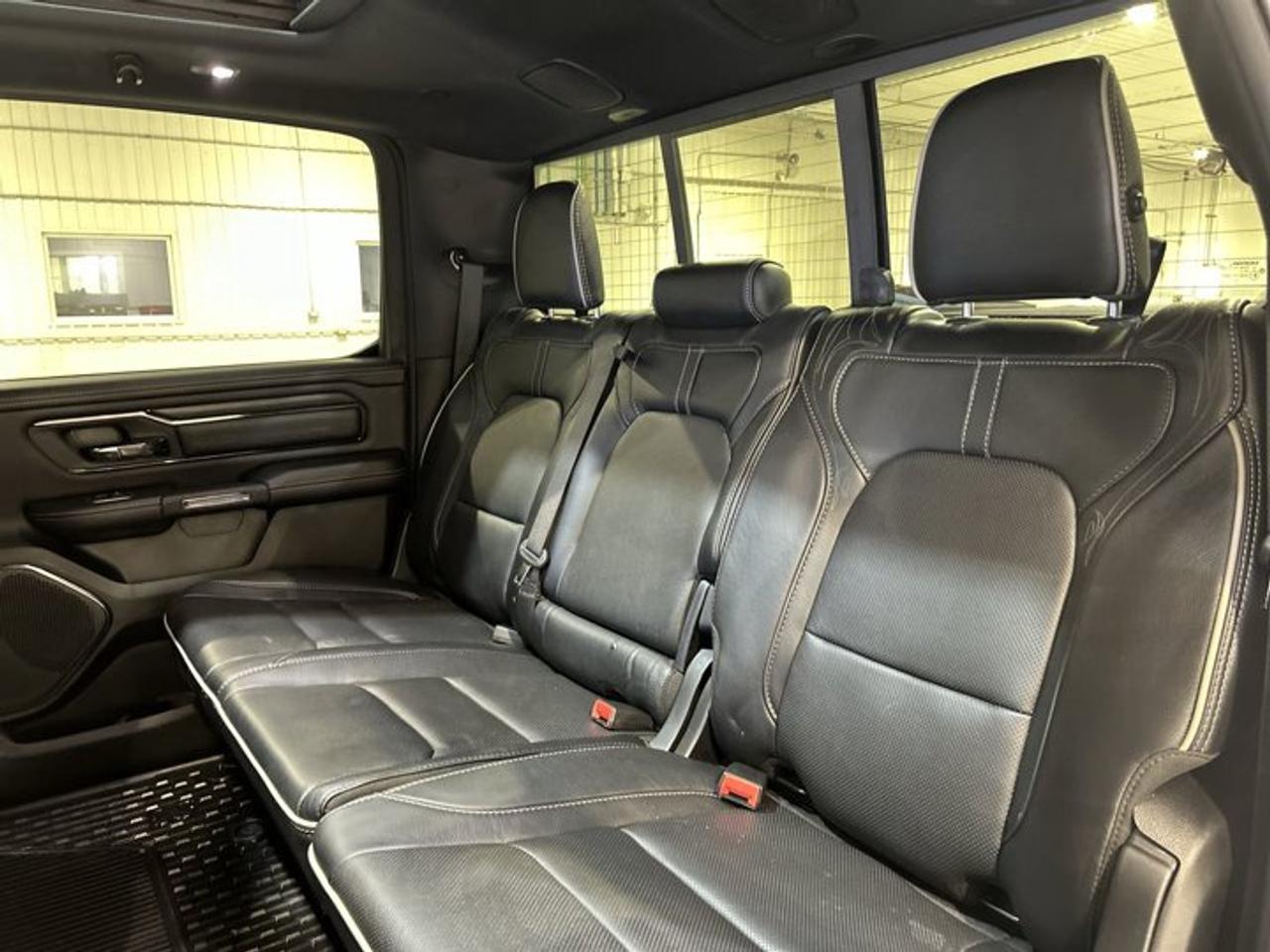 2022 RAM 1500 Limited Crew Cab 6'4 Box 4x4 | Low KMS| Accident Free | Panoramic Roof Photo