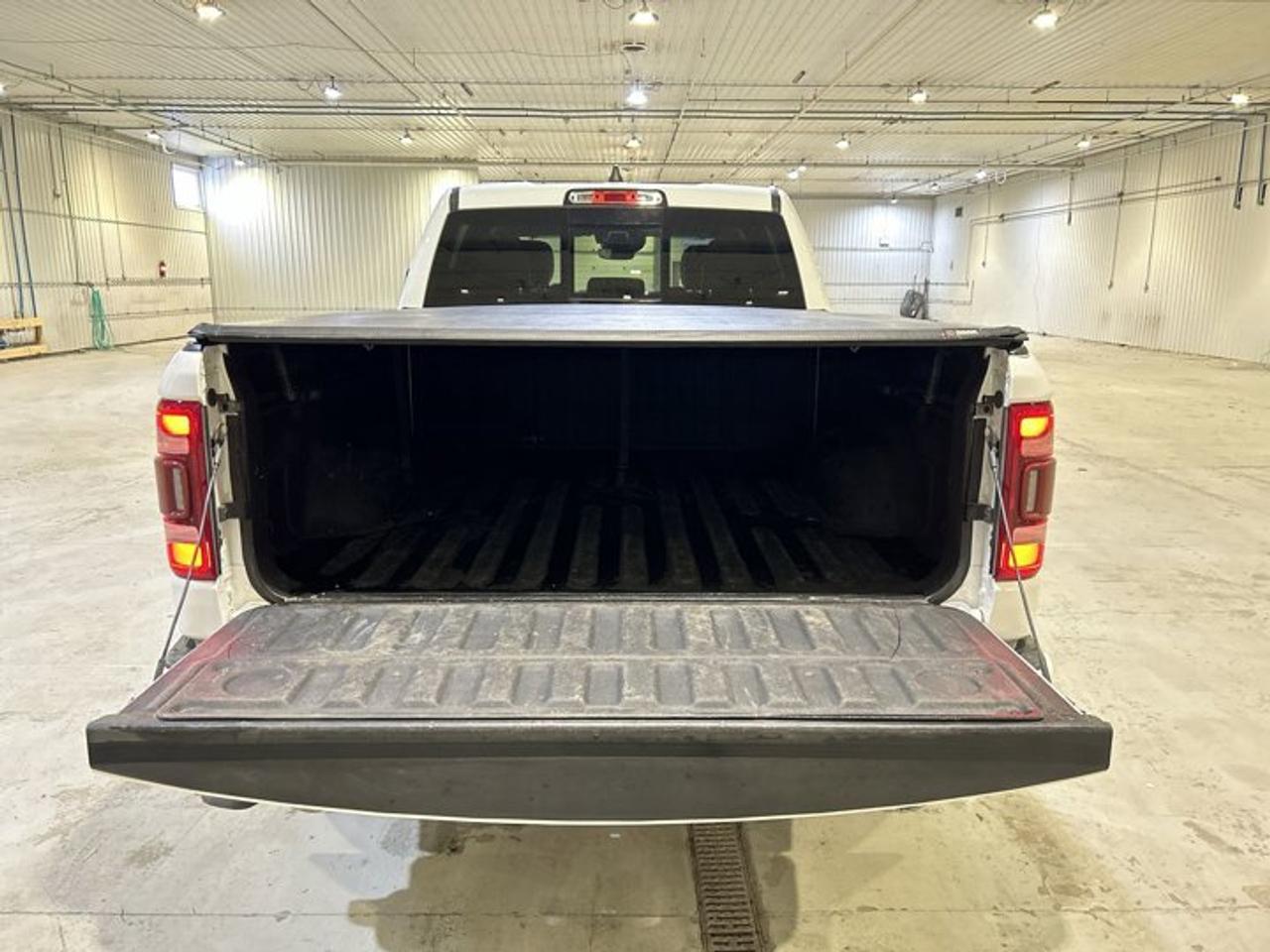 2022 RAM 1500 Limited Crew Cab 6'4 Box 4x4 | Low KMS| Accident Free | Panoramic Roof Photo