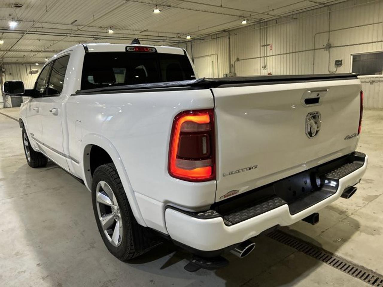2022 RAM 1500 Limited Crew Cab 6'4 Box 4x4 | Low KMS| Accident Free | Panoramic Roof Photo