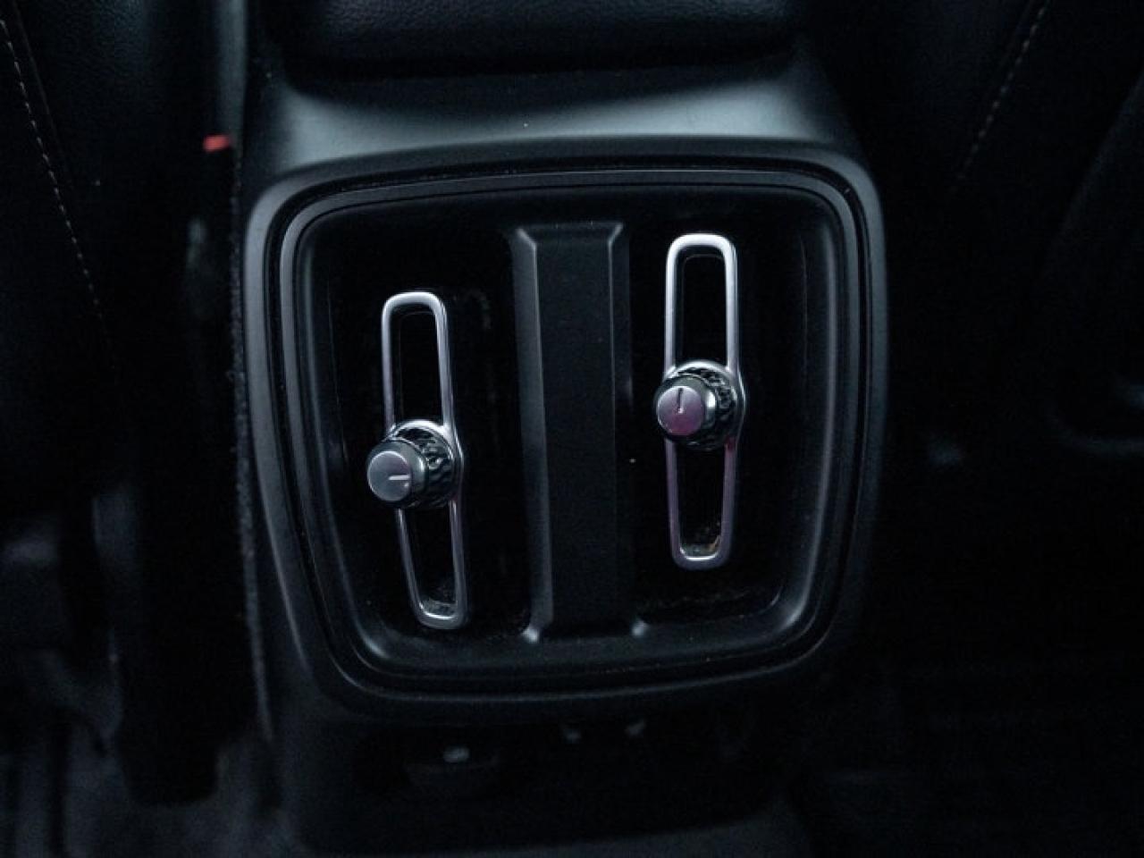 2021 Volvo XC40 Momentum Photo