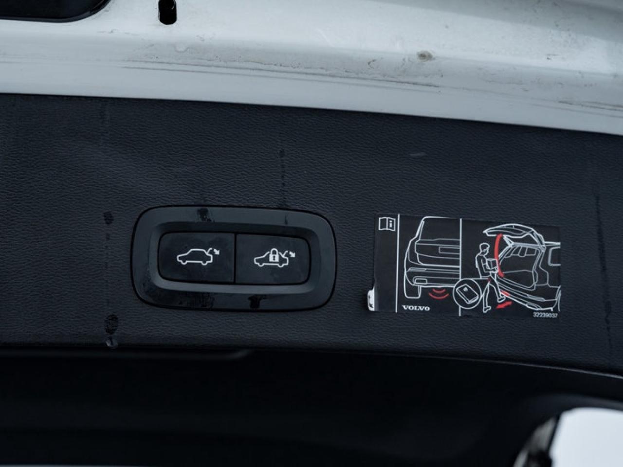 2021 Volvo XC40 Momentum Photo