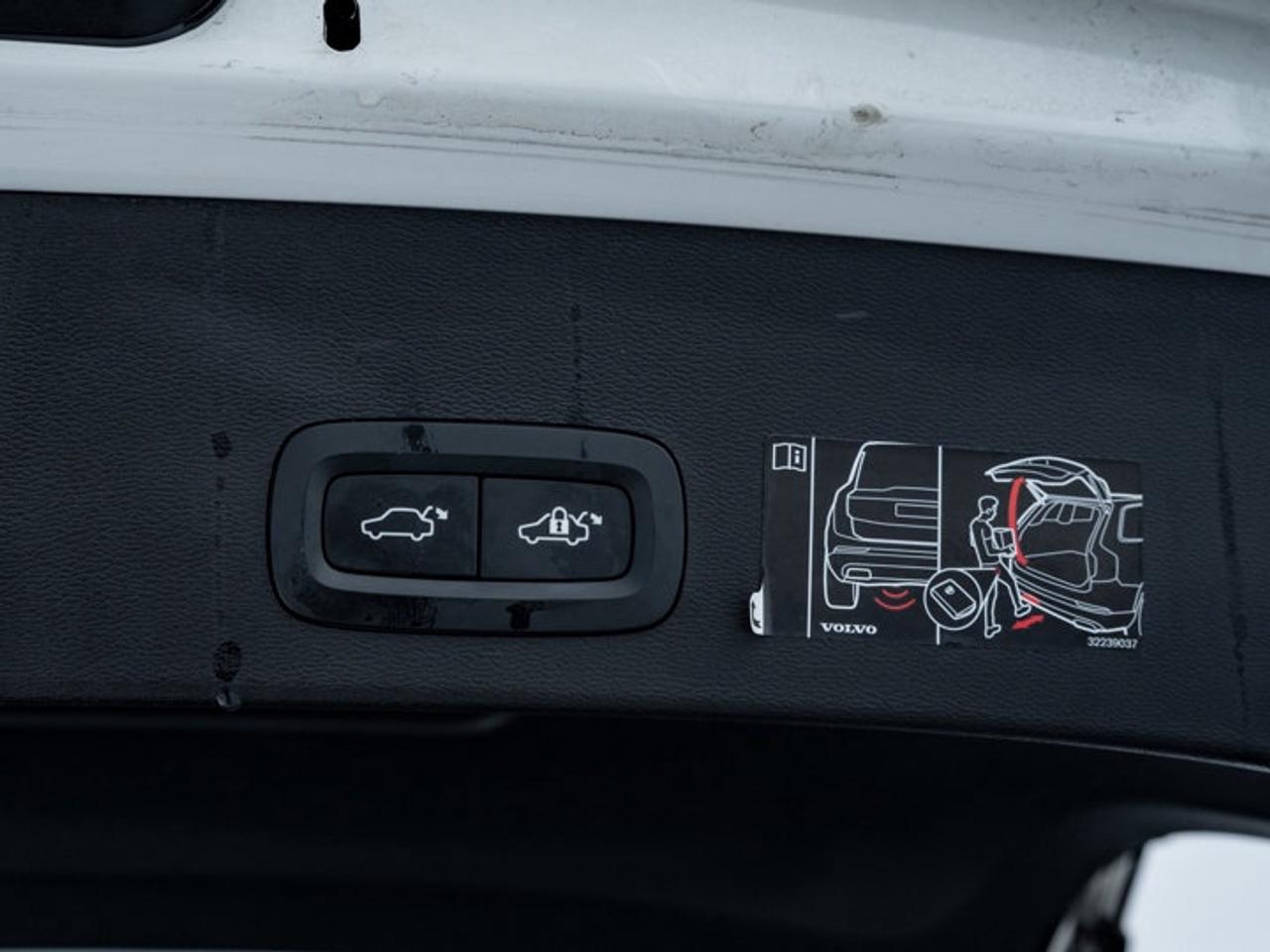 2021 Volvo XC40 Momentum Photo