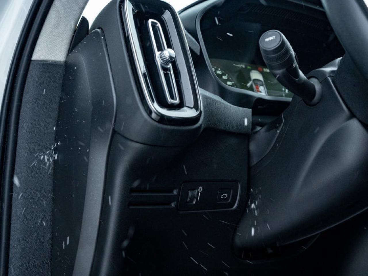 2021 Volvo XC40 Momentum Photo