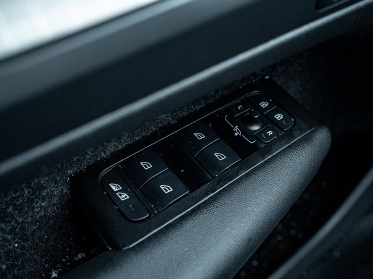 2021 Volvo XC40 Momentum Photo