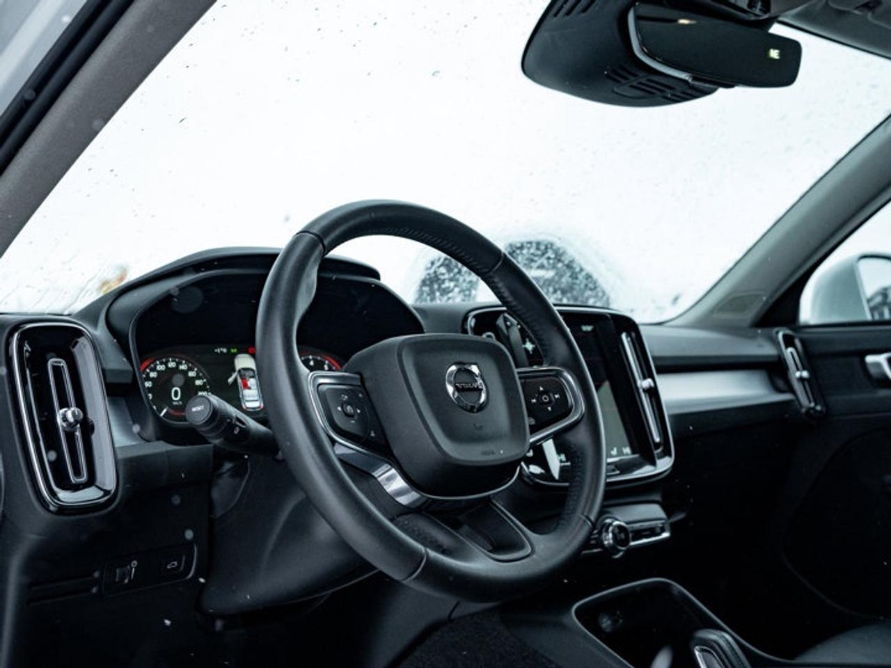 2021 Volvo XC40 Momentum Photo