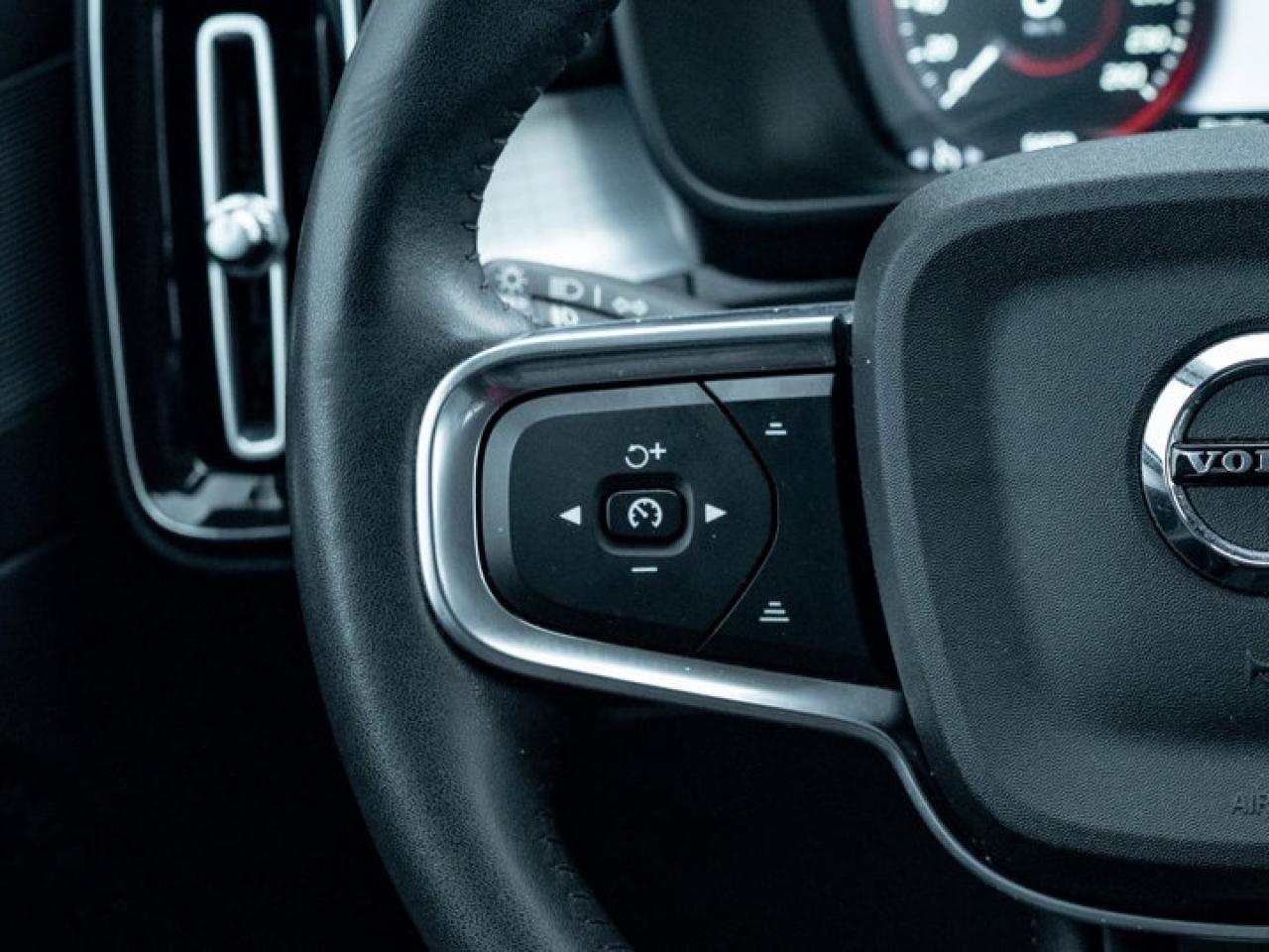 2021 Volvo XC40 Momentum Photo