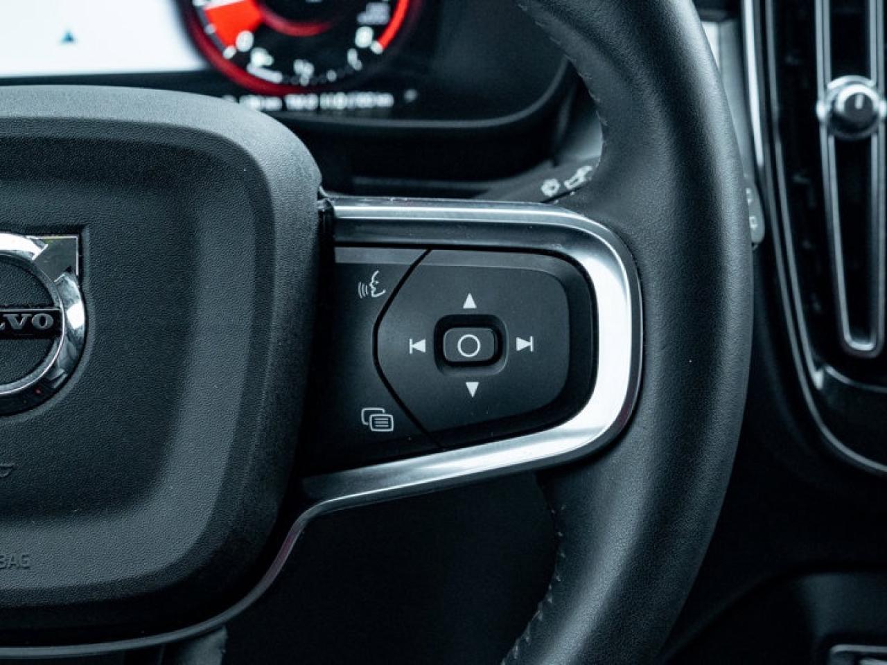 2021 Volvo XC40 Momentum Photo