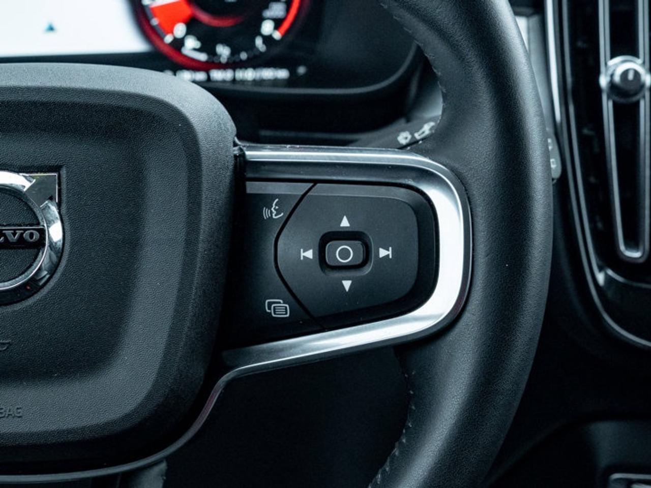 2021 Volvo XC40 Momentum Photo