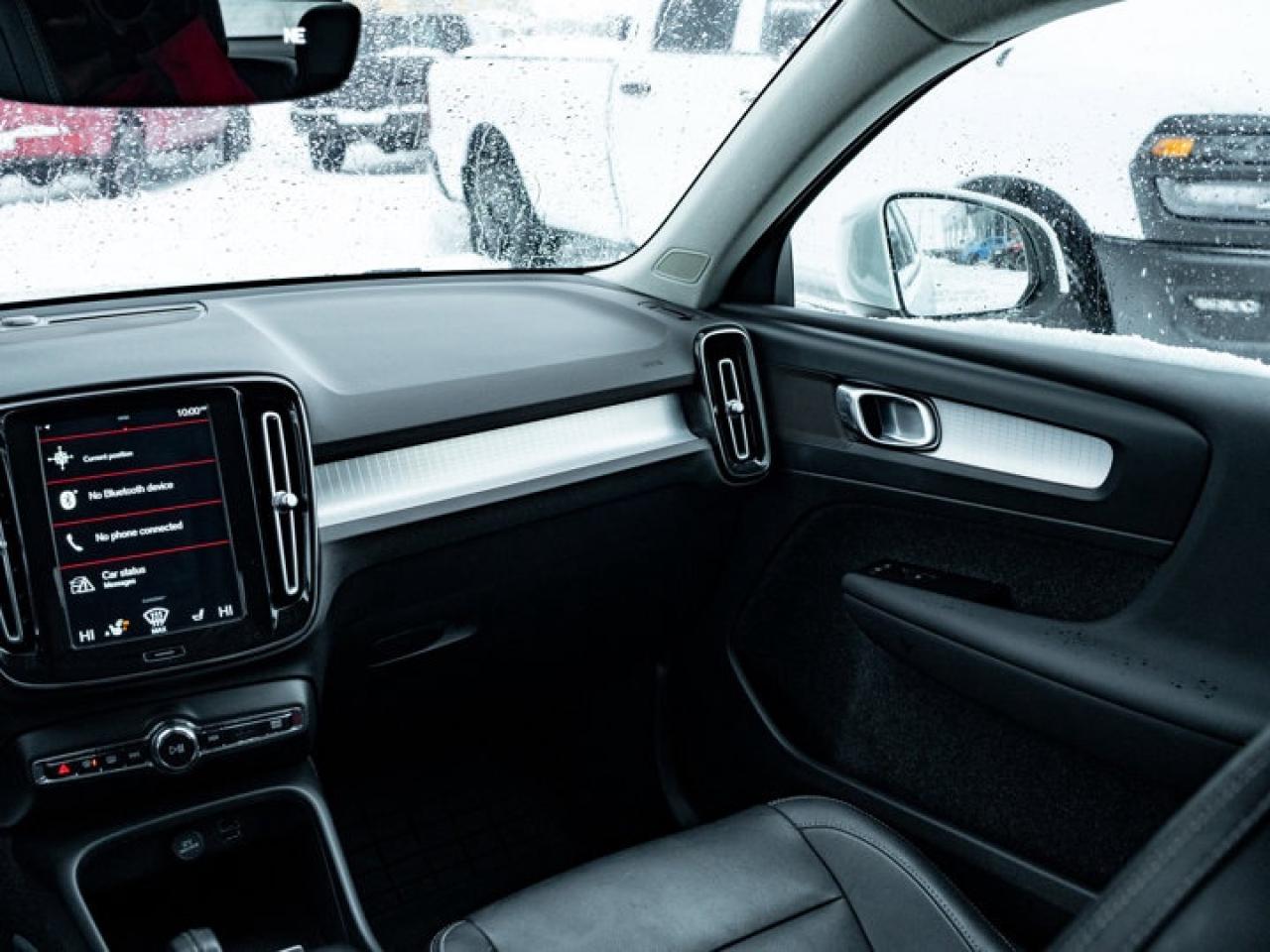 2021 Volvo XC40 Momentum Photo