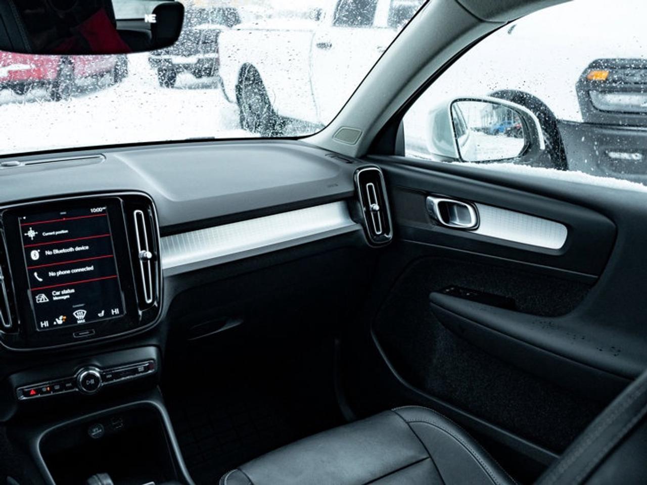 2021 Volvo XC40 Momentum Photo