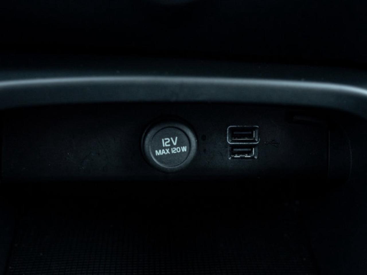 2021 Volvo XC40 Momentum Photo