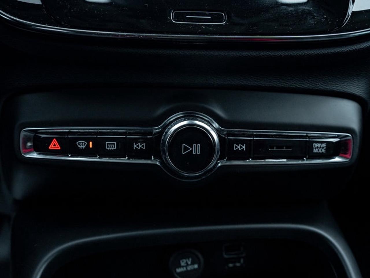 2021 Volvo XC40 Momentum Photo