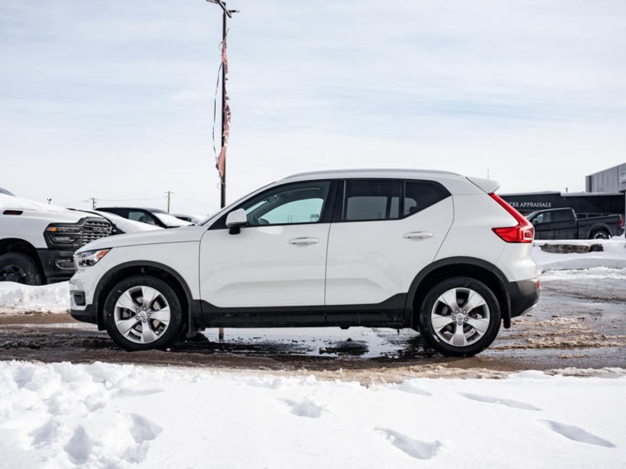 2021 Volvo XC40 Momentum Photo4