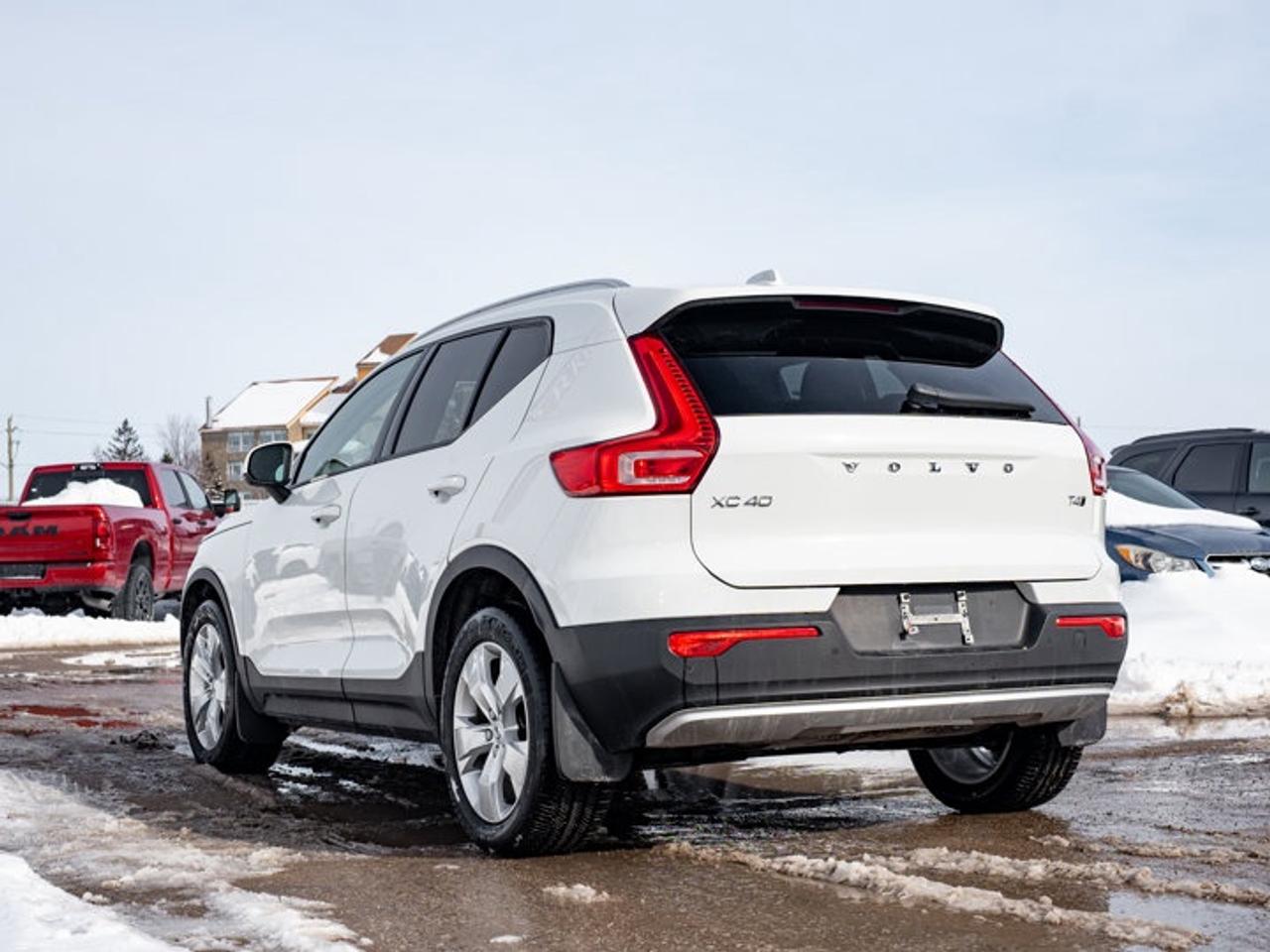 2021 Volvo XC40 Momentum Photo
