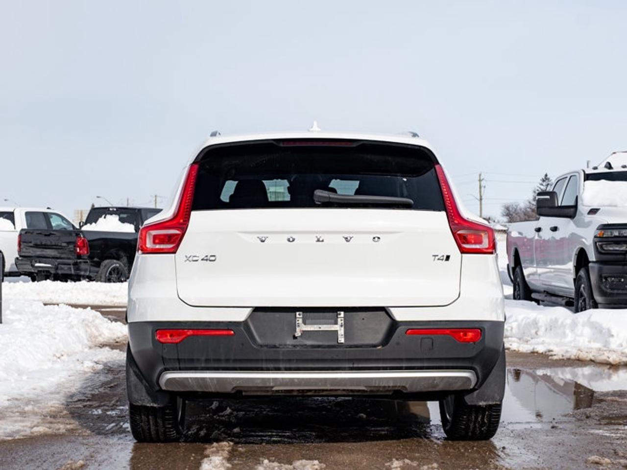2021 Volvo XC40 Momentum Photo