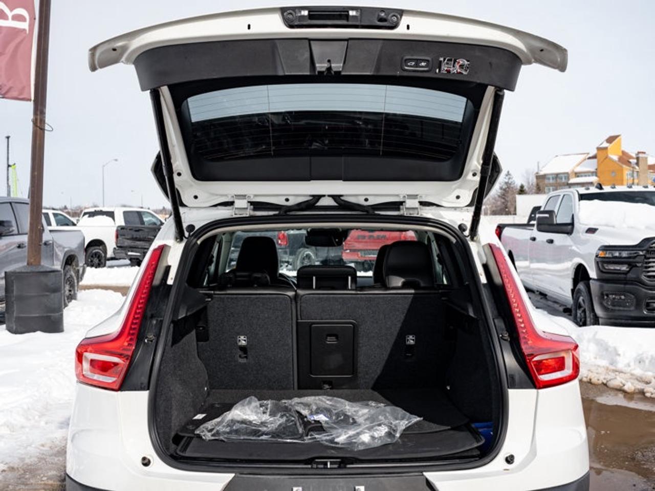 2021 Volvo XC40 Momentum Photo