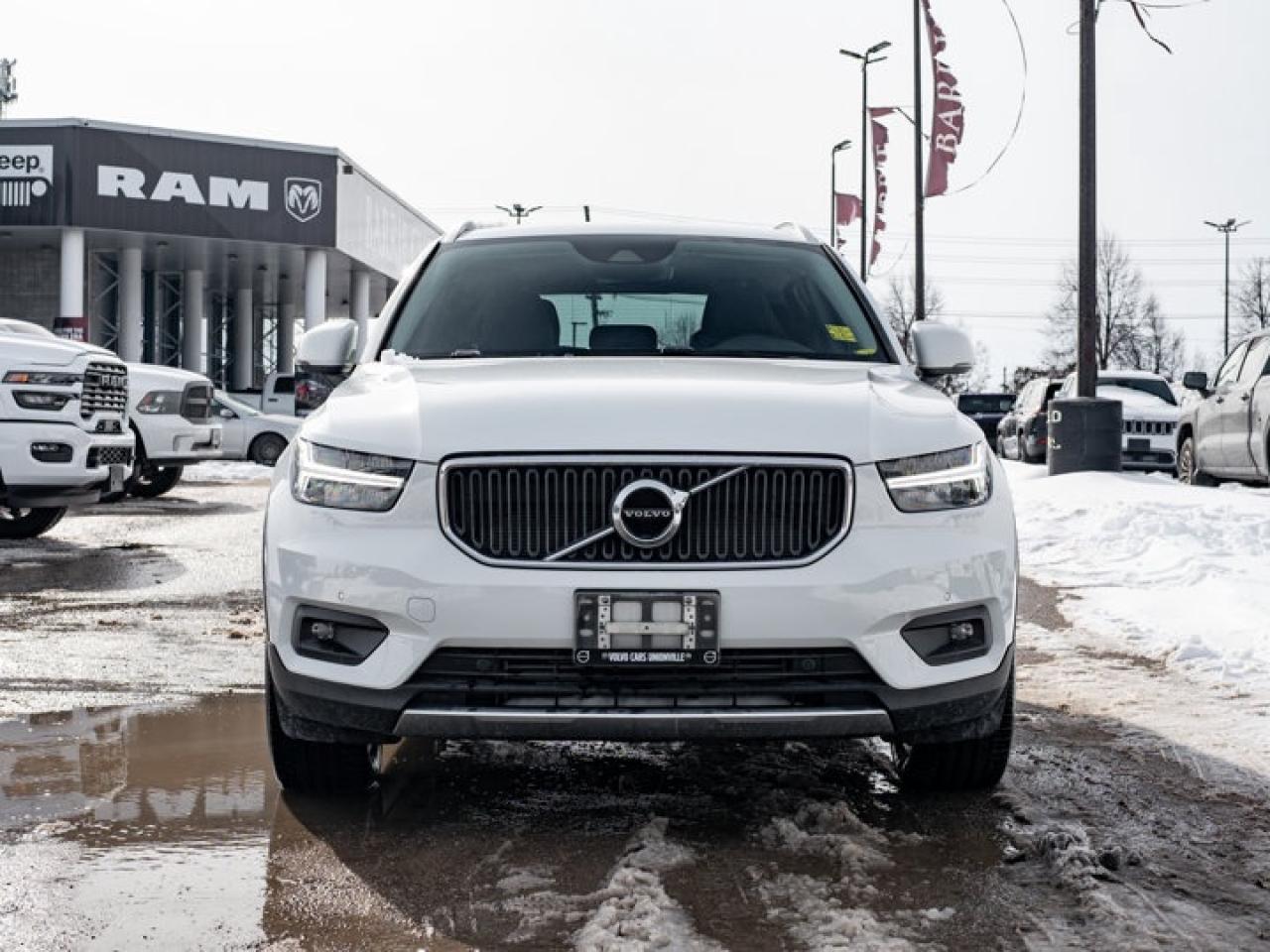 2021 Volvo XC40 Momentum Photo