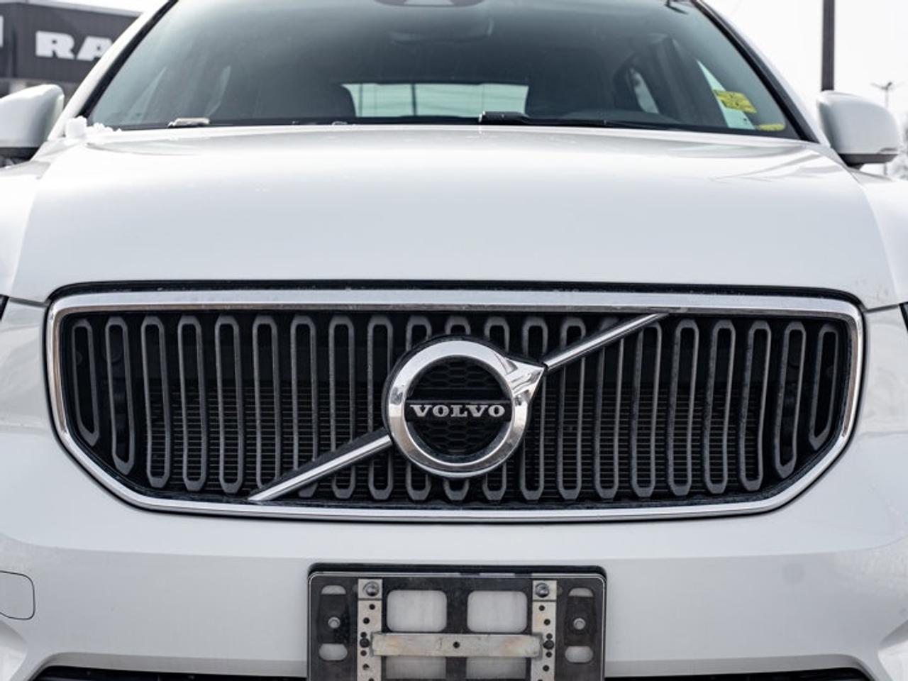 2021 Volvo XC40 Momentum Photo