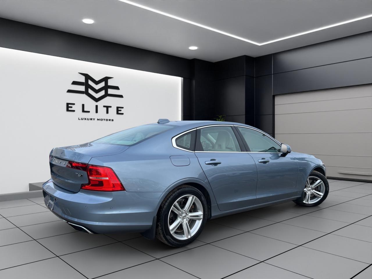 2017 Volvo S90 T6 Momentum Pkg - Navigation - Leather - Sunroof !!! Photo