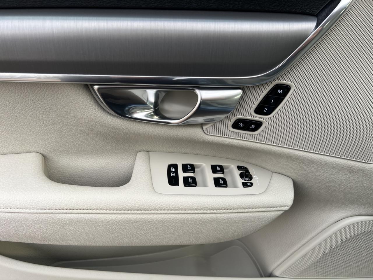 2017 Volvo S90 T6 Momentum Pkg - Navigation - Leather - Sunroof !!! Photo