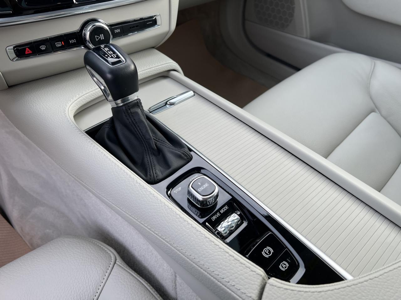 2017 Volvo S90 T6 Momentum Pkg - Navigation - Leather - Sunroof !!! Photo