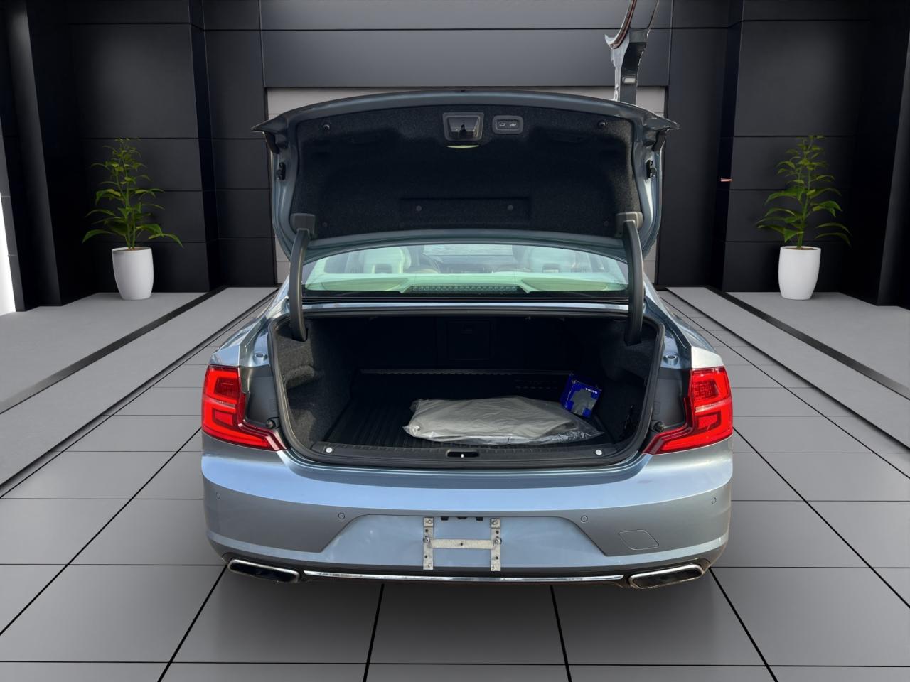 2017 Volvo S90 T6 Momentum Pkg - Navigation - Leather - Sunroof !!! Photo