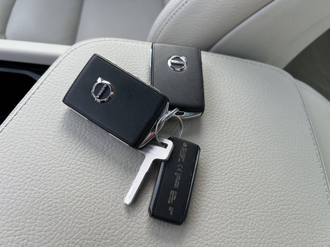 2017 Volvo S90 T6 Momentum Pkg - Navigation - Leather - Sunroof !!! Photo