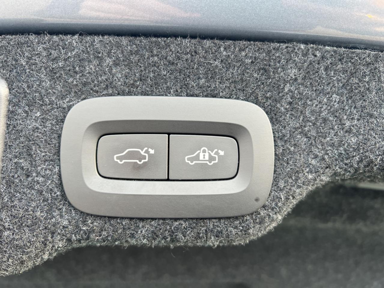 2017 Volvo S90 T6 Momentum Pkg - Navigation - Leather - Sunroof !!! Photo