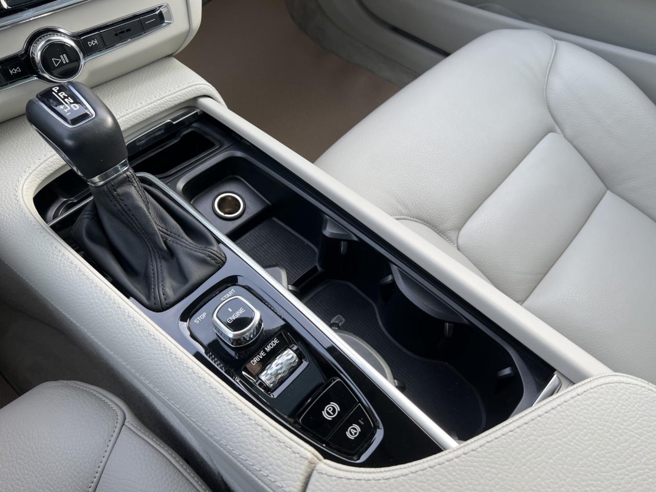 2017 Volvo S90 T6 Momentum Pkg - Navigation - Leather - Sunroof !!! Photo