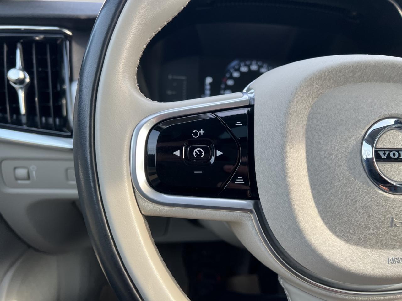 2017 Volvo S90 T6 Momentum Pkg - Navigation - Leather - Sunroof !!! Photo