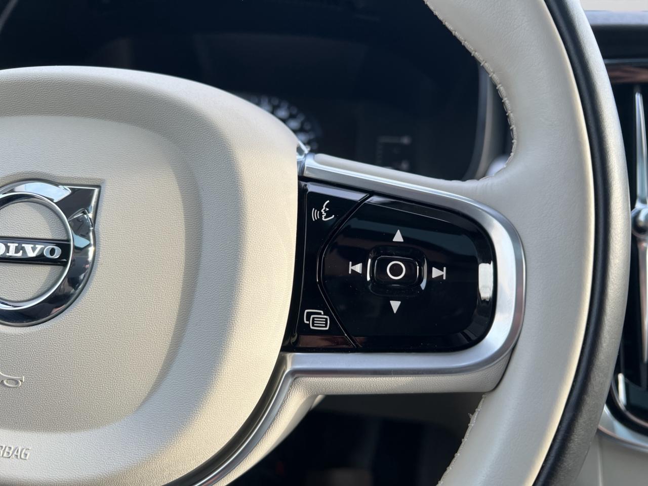 2017 Volvo S90 T6 Momentum Pkg - Navigation - Leather - Sunroof !!! Photo