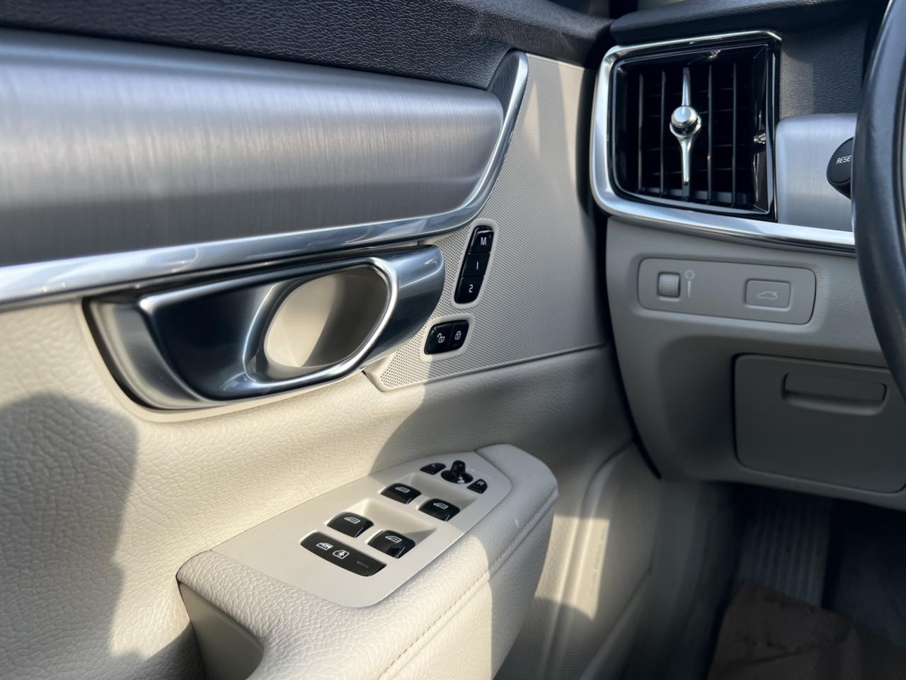 2017 Volvo S90 T6 Momentum Pkg - Navigation - Leather - Sunroof !!! Photo